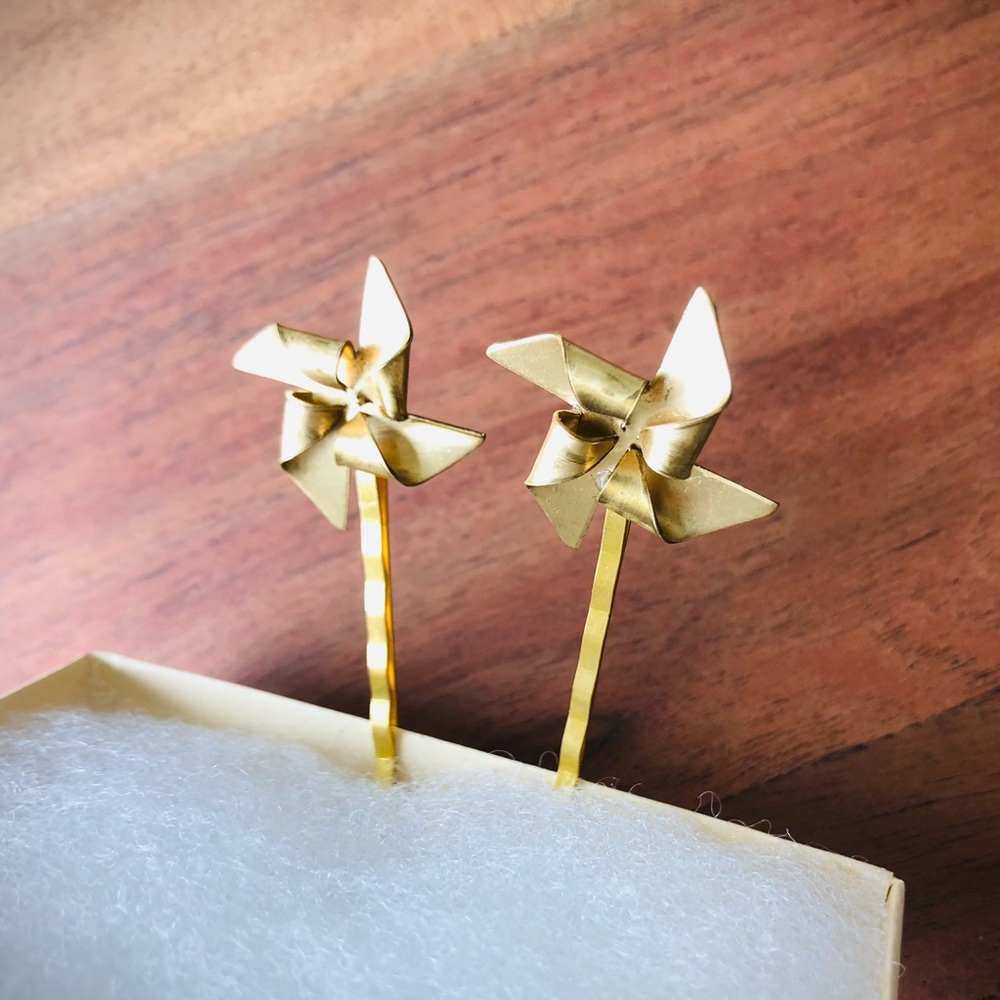 NWOT • Pinwheel Bobby Pins • Brass